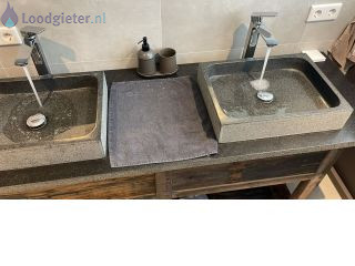 Loodgieter Wastafel Dubbele wasbak in badkamer waarvan 1 wasbak niet goed afloopt