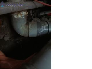 Loodgieter Reparatie riool Halve meter rioolbuis vervangen in de kruipruimte.