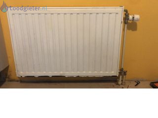 Loodgieter Radiator aansluiten Radiator terug plaatsen