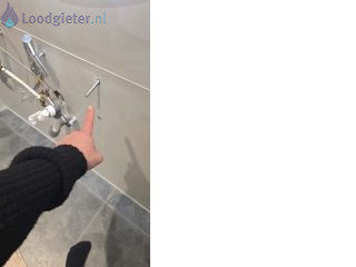Loodgieter Leidingwerk Leidingwerk aanpassen voor badmeubel.
