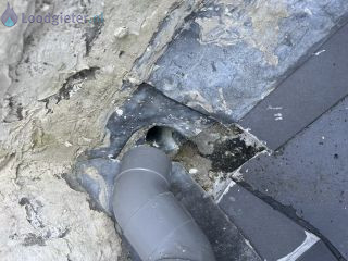 Loodgieter Regenpijp repareren Regenpijp op het balkon aansluiten op de afwatering