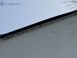 Loodgieter Dak onderhoud Zinken rand van mijn huis zit los.