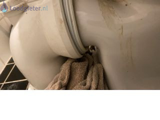 Loodgieter Reparatie toilet Pot verschoven en los gekomen