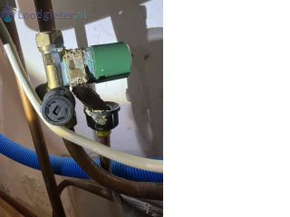 Loodgieter Elektrische boiler Lekkage inlaatcombinatie elektrische boiler
